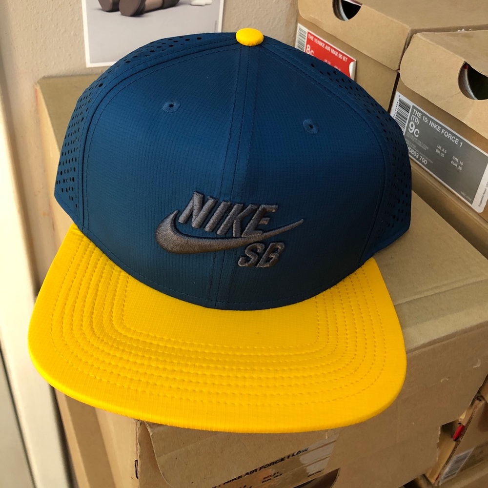 Nike SB Perforated Trucker Aerobill Dri Fit SnapBack Cap Hat 629243-496 2013